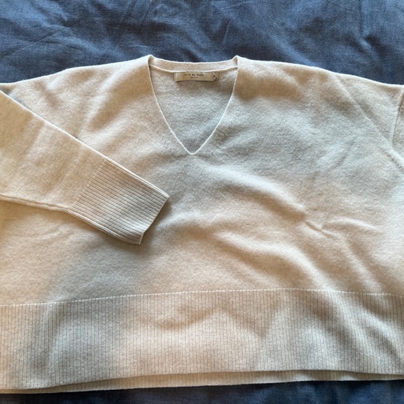 7115 Szeki Off-White V-neck in Merino Wool - Picture 4 of 4